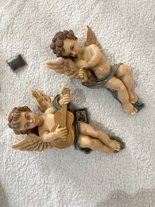 Figuras de ángeles tocando instrumentos