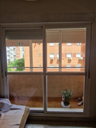 Ventanal aluminio blanco + persianas PVC