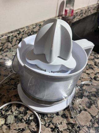 Exprimidor eléctrico blanco