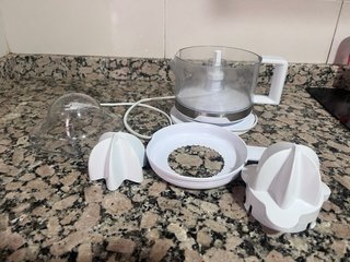 Exprimidor eléctrico blanco