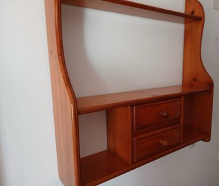 Repisa de madera con cajones