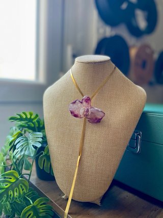 Collar Orquídea Cadena Dorada Tipo Corbata