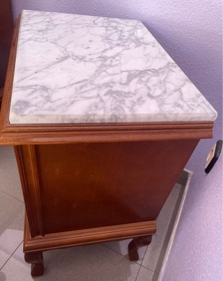 Cómoda de madera con tapa de mármol y 2 mesillas