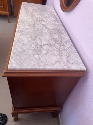 Cómoda de madera con tapa de mármol y 2 mesillas