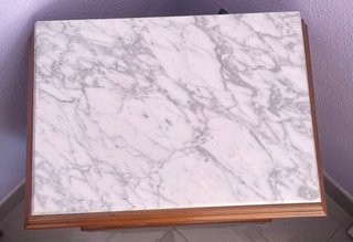 Cómoda de madera con tapa de mármol y 2 mesillas