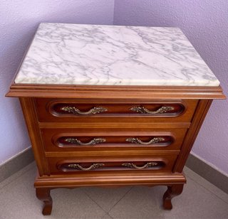 Cómoda de madera con tapa de mármol y 2 mesillas