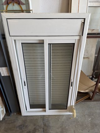 Ventana corredera con persiana