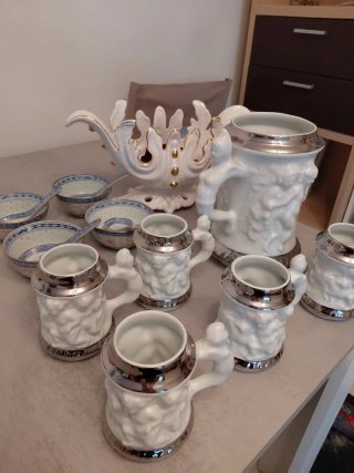 Conjunto de porcelana blanco y plata