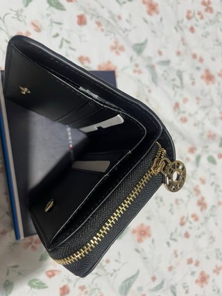 Cartera Tommy Hilfiger Negra y Dorada