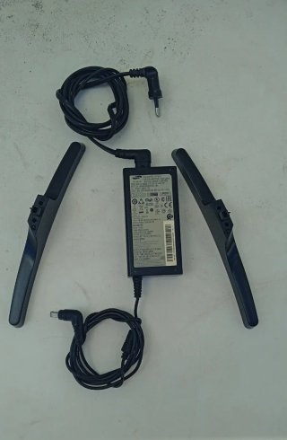 Soportes base TV  y conector de corriente