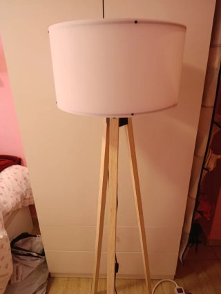 Lámpara de pie de madera y tela