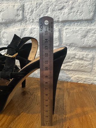 Sandalias de tacón negras con pedrería