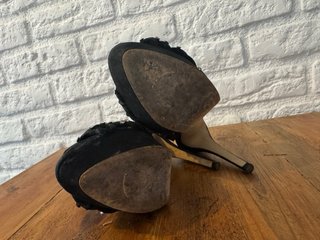 Sandalias de tacón negras con pedrería