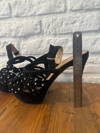 Sandalias de tacón negras con pedrería