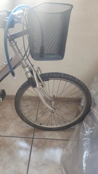 Bicicleta de montaña plateada con cesta