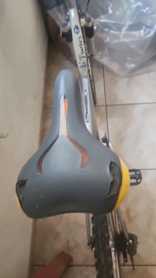 Bicicleta de montaña plateada con cesta