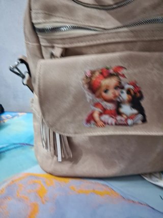 Mochila beige con dibujo de niña y perro
