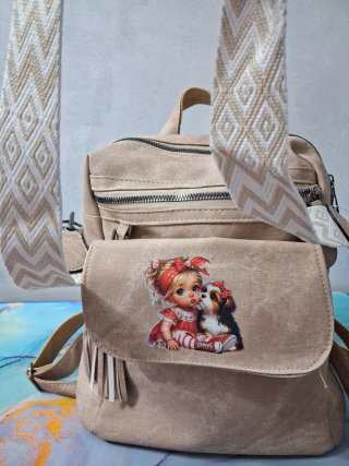 Mochila beige con dibujo de niña y perro