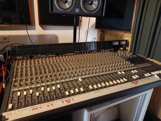 Mesa de Mezclas Mackie SR 32.8 con Vumetros