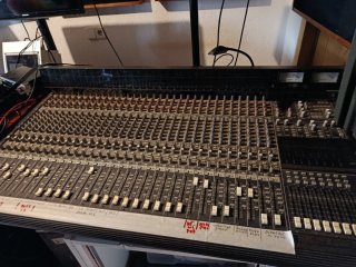 Mesa de Mezclas Mackie SR 32.8 con Vumetros