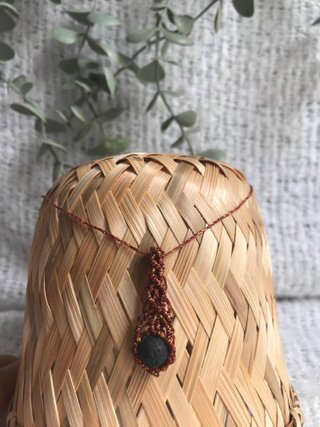 Colgante Piedra Volcánica en hilo metalizado