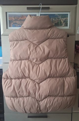 Chaleco acolchado beige.  Sin estrenar.