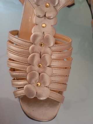 Sandalias Amparo Vera en  doradas ocre,todo piel