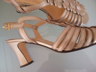 Sandalias Amparo Vera en  doradas ocre,todo piel