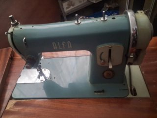 Máquina de coser Alfa vintage con mueble