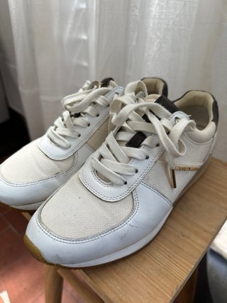 Deportivas Michael Kors Beige y Blancas