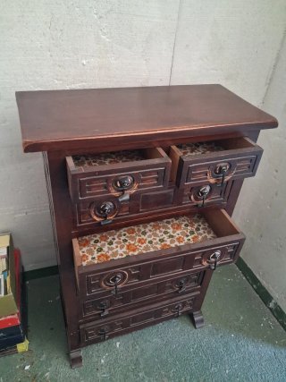 Cómoda antigua de madera oscura