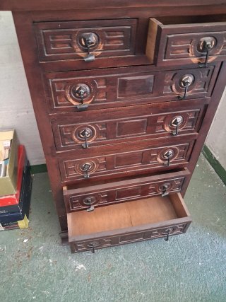 Cómoda antigua de madera oscura