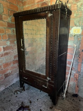 Mueble antiguo de madera con espejo