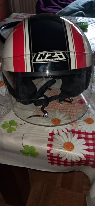 Casco de moto con candado