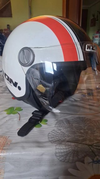 Casco de moto con candado
