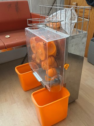 Exprimidor de naranjas automático