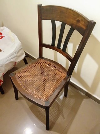 Silla comedor rústica madera y ratán con rejilla.