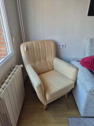 Butaca beige de tela y madera