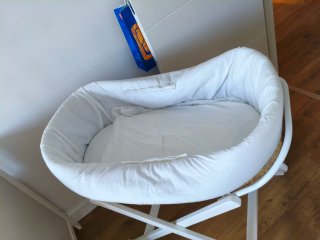 Moisés de mimbre con funda y soporte