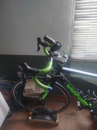 Bicicleta de carreras verde y negra