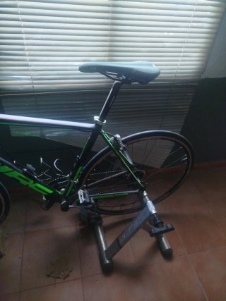 Bicicleta de carreras verde y negra