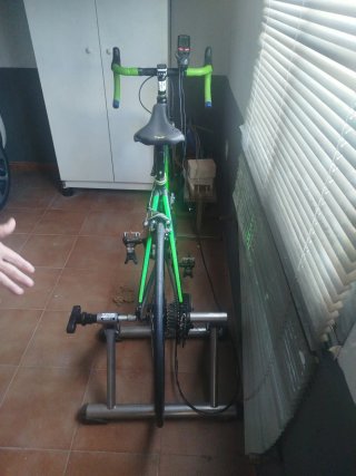 Bicicleta de carreras verde y negra