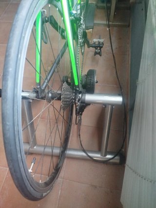 Bicicleta de carreras verde y negra