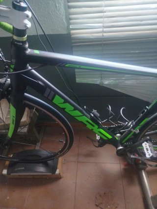 Bicicleta de carreras verde y negra