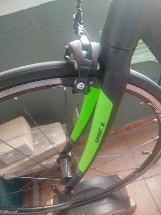 Bicicleta de carreras verde y negra