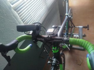 Bicicleta de carreras verde y negra
