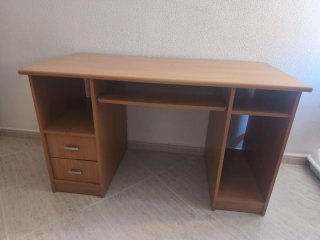 Escritorio madera con cajones y silla