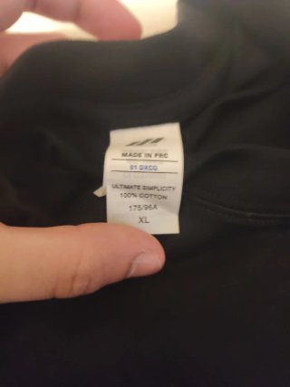 T-shirt preta com estampa gráfica