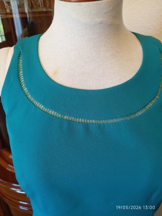 Elegante traje ceremonia verde azulado