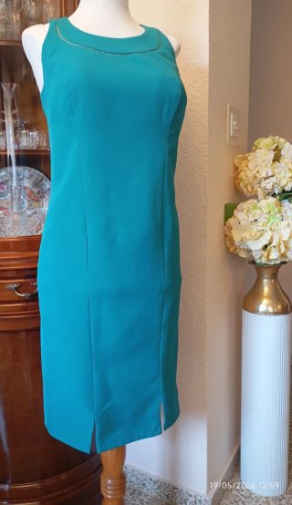 Elegante traje ceremonia verde azulado